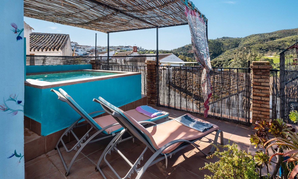 Riogordo House | Holiday Home 'Luis' with Mountain View, Wi-Fi and Air Conditioning