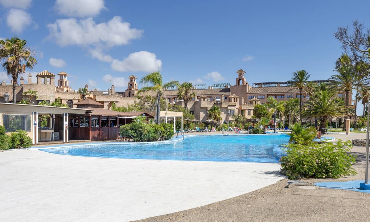 San Fernando House | Holiday Home 'Magnificent Bungalow 2 Floors 110' with Lake View, Shared Pool and Private Terrace