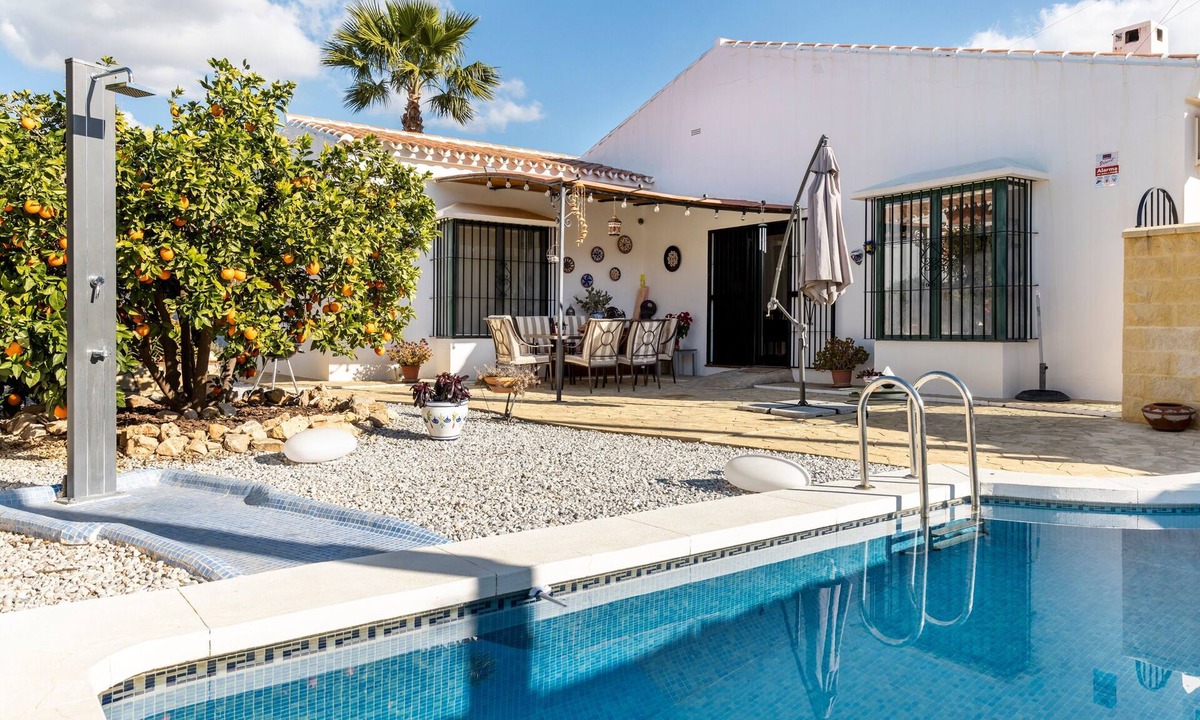 Alcaucin House | Holiday Home 'Palmera' with Mountain View, Private Pool and Wi-Fi
