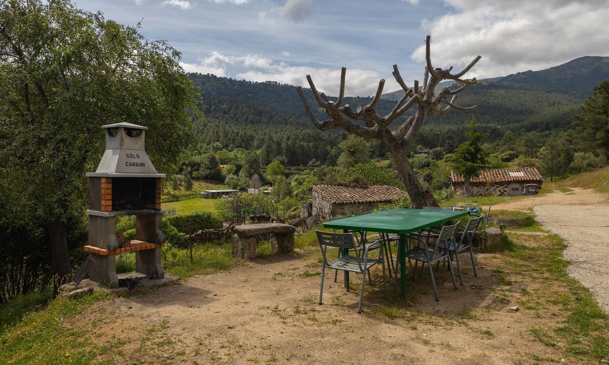 El Barraco House | Holiday Home Paraíso Ground Floor - Lake Views, Gredos & Garden