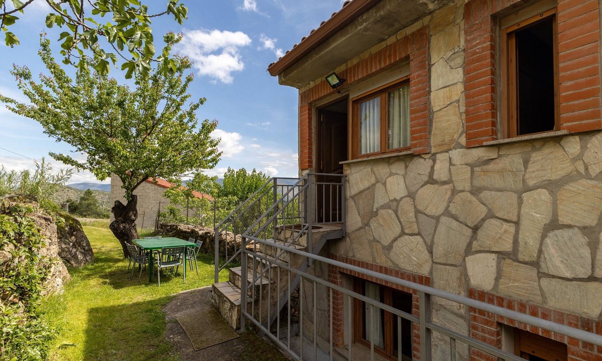 El Barraco House | Holiday Home Paraíso Upper Floor - Lake Views, Gredos & Garden