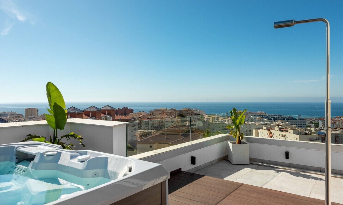 Estepona Apartment | Holiday Home 'Penthouse Apt with Ocean View' with Wi-Fi and Air Conditioning