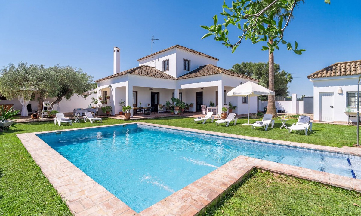 Marchena House | Holiday Home 'Pozo Viejo' with Private Pool, Wi-Fi and Air Conditioning