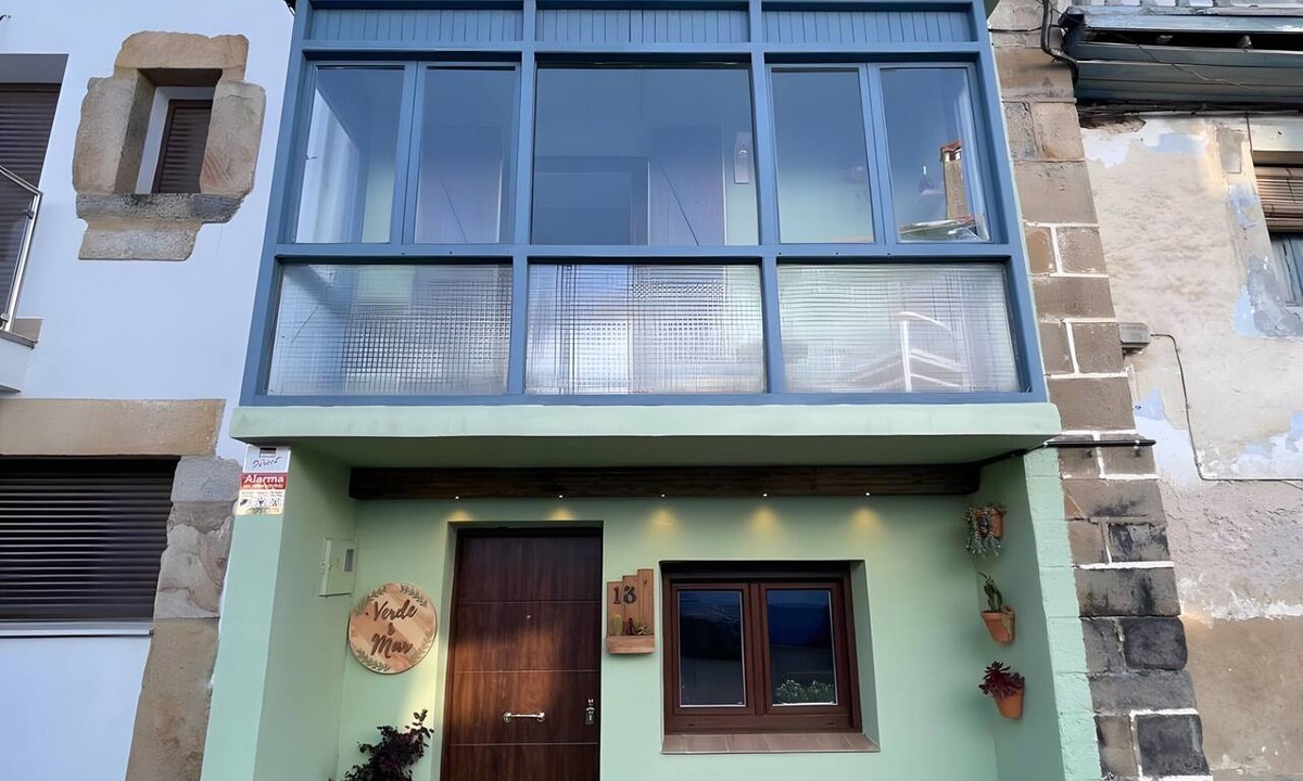 Islares House | Holiday Home 'Verde & Mar' with Sea Views, Private Garden and Wi-Fi