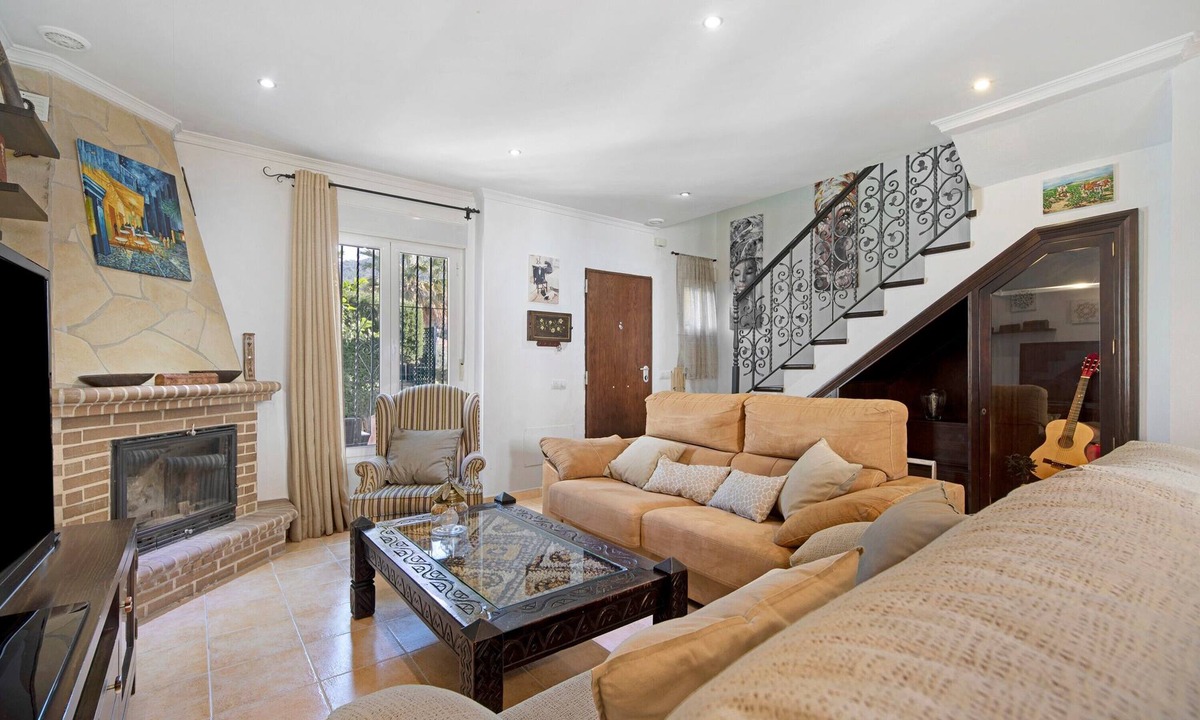 El Bosque House | Holiday Home "Villa Viruta" with Mountain View, Shared Pool & Wi-Fi
