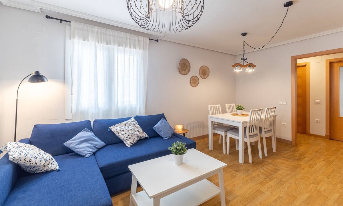 Candeleda House | Holiday Home 'Vivienda Candemor' Fully Equipped with Air Conditioning, Wi-Fi, and Garage