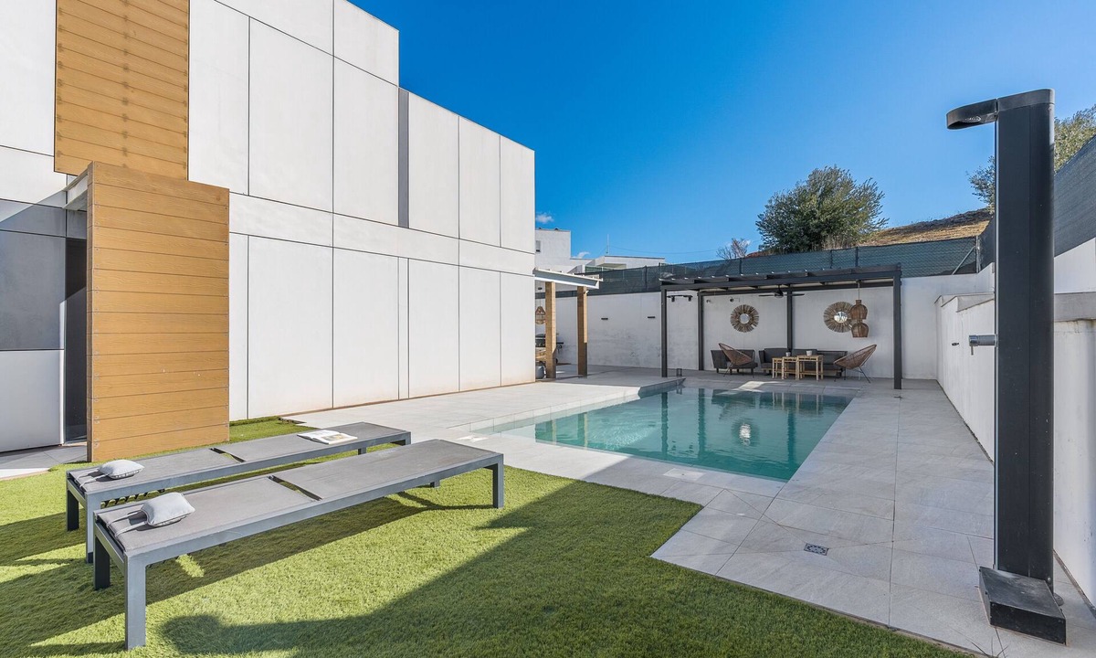 Albolote House | Holiday Home 'Your Private Paradise with Pool' with Mountain View, Wi-Fi and Air Conditioning