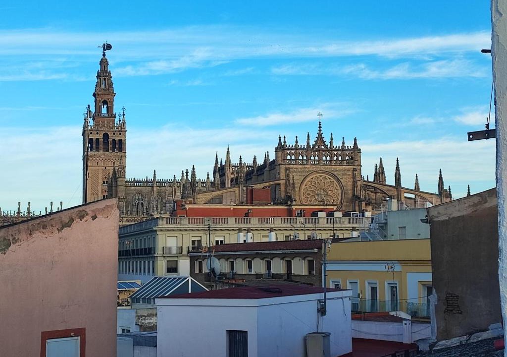 El Arenal Apartment | Homey Seville Top Notch Arfe III Apartment Near Cathedral 8 people