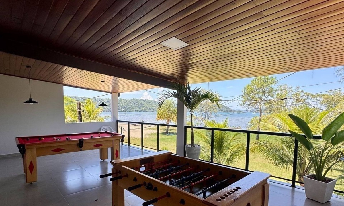 Bracui House | House 15 meters from the beach in a condominium with "feet in the sand"