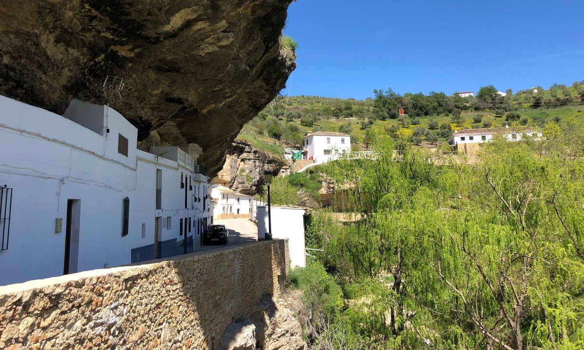 Setenil de las Bodegas House | House between Setenil Rocks