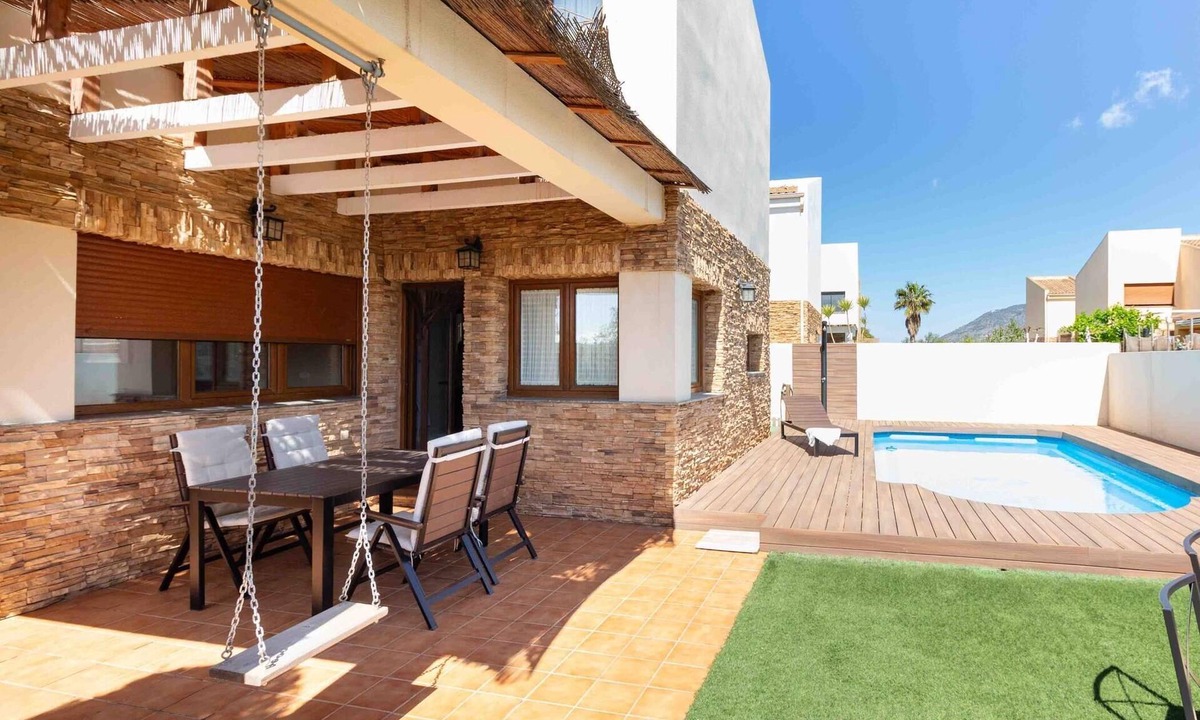 Durcal Cottage | House with pool, garden, AC and BBQ