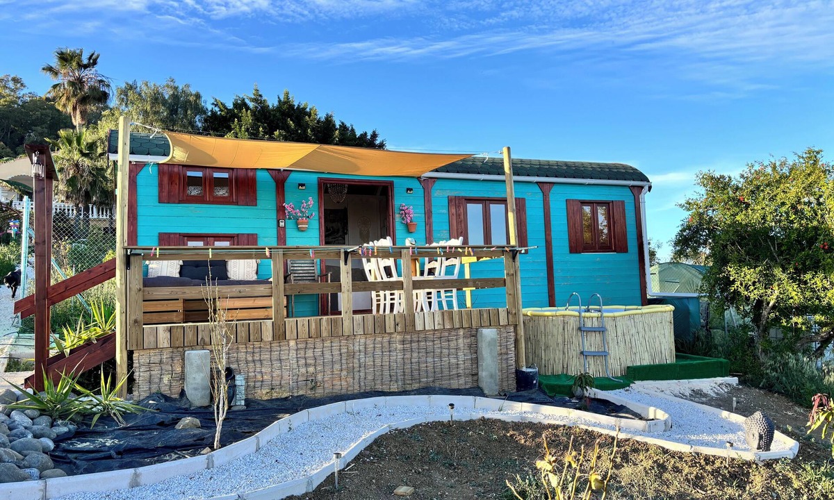 Historic Center of Estepona Ski Chalet | Houten Chalet, Costa del Sol, Estepona Biologisch Groente en Fruit