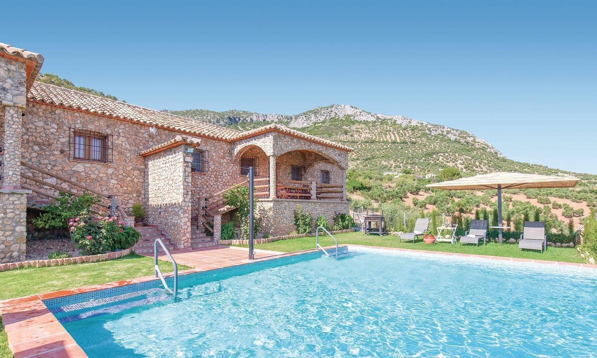 Algodonales House | If you are looking to book for a large group, this wonderful vacation villa with a capacity for up t