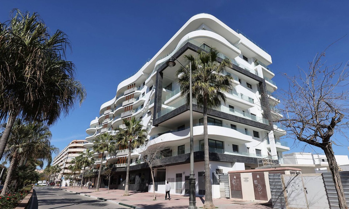 Historic Center of Estepona Apartment | Infinity luxury 2 bedroom apartment with roof top pool gym in Estepona Center