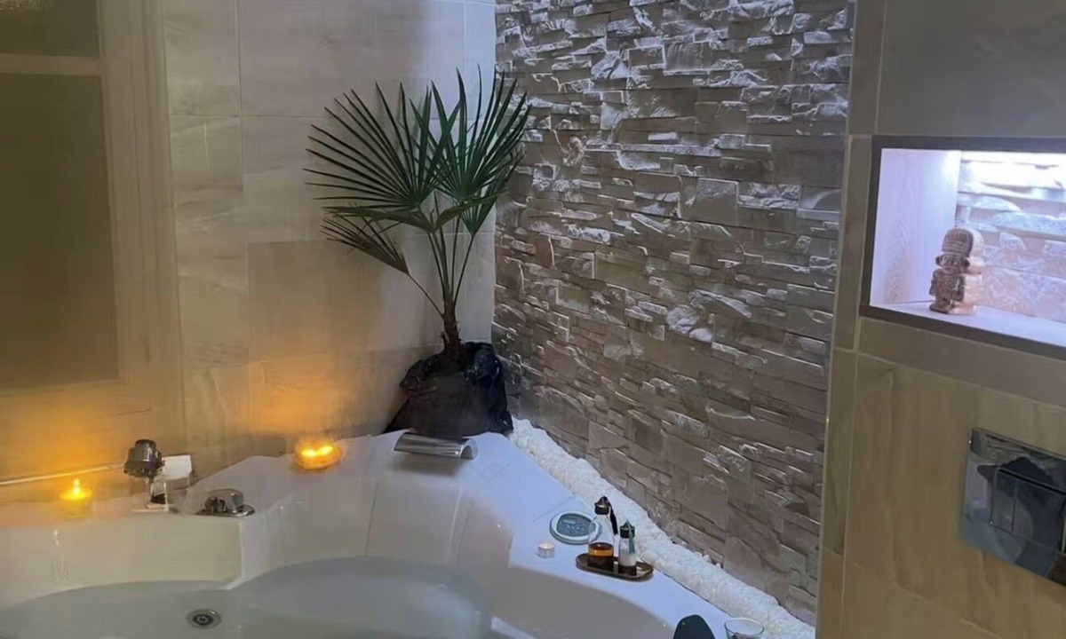 Burgos Condo | Jacuzzi and cathedral