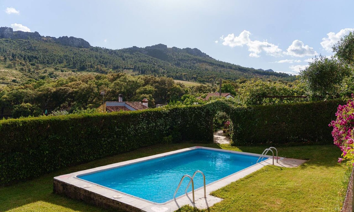 La Acena de la Borrega Apartment | La Cabaña del Llano — private pool and garden on an Extremaduran estate, near Portugal