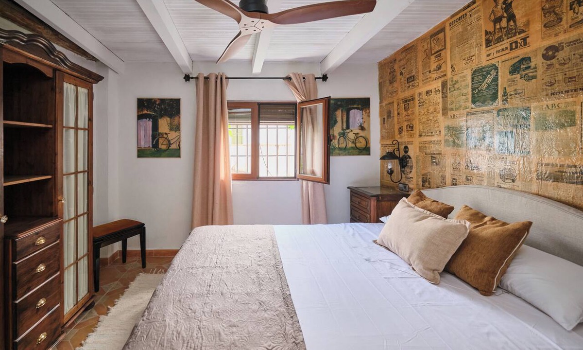 Arenas del Rey Bed & Breakfast | La Resinera Luxury Bedroom, the newspaper room.
