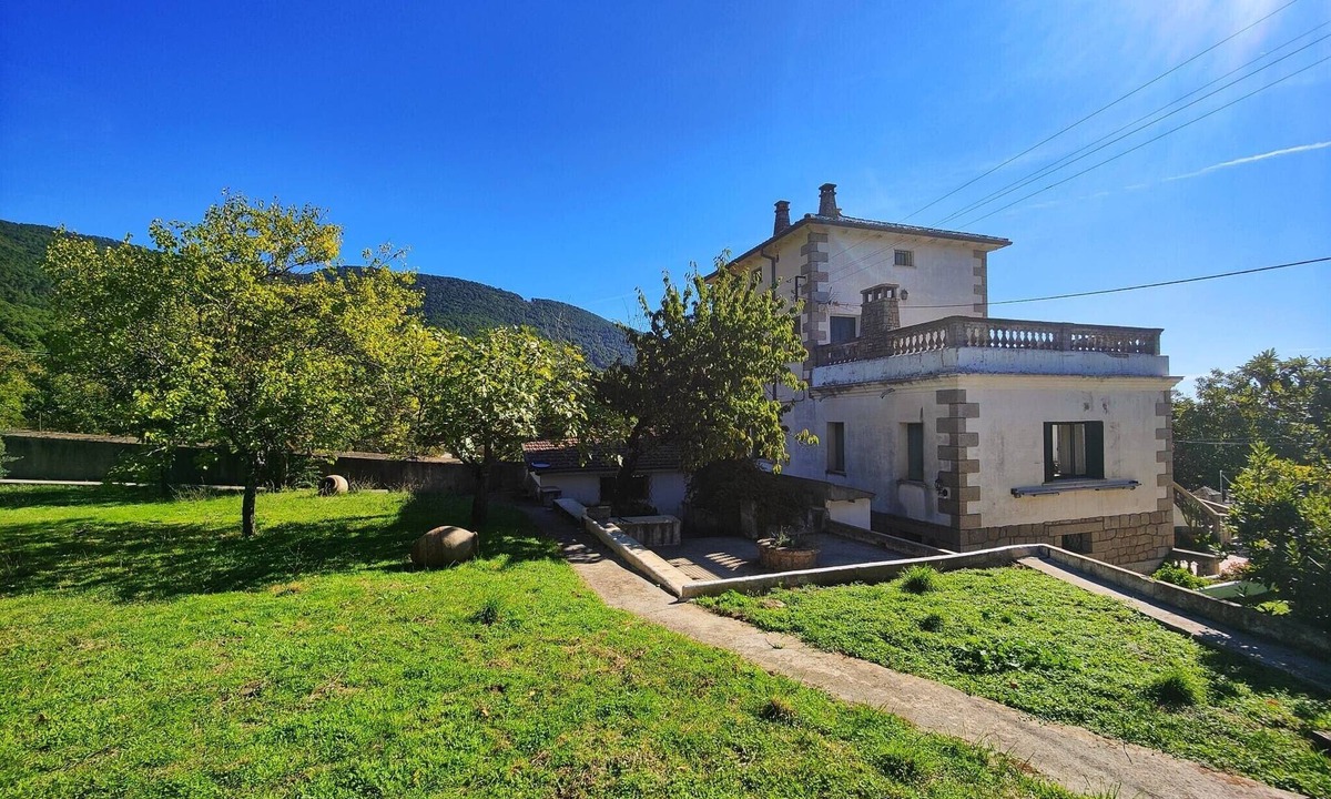 Piedralaves House | Large Holiday Home 'El Rozado' for 22 Guests with Garden in Sierra de Gredos