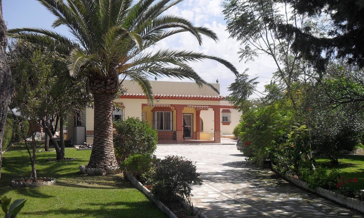Chiclana de la Frontera Villa | Large Modernised Villa, Private Pool, Beautiful Gardens, Large Kitchen & Lounge