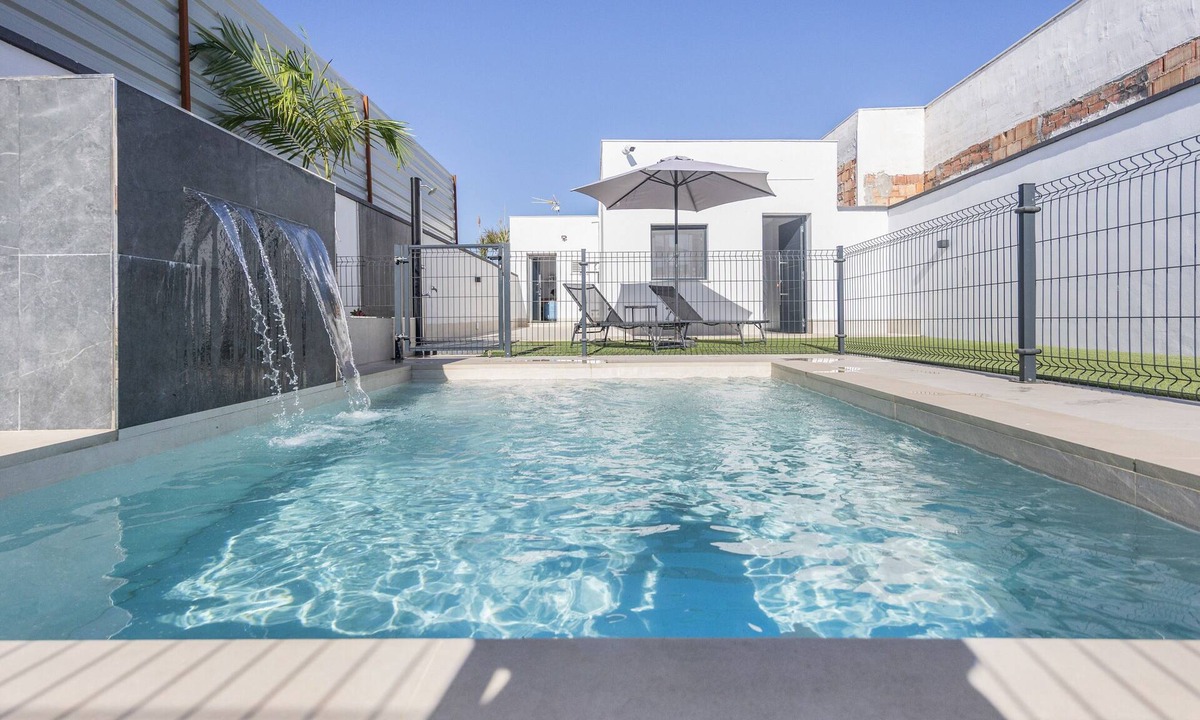 Campano Apartment | Loft Roche: Private Pool, Wi-Fi & AC – Perfect for Couples or Families