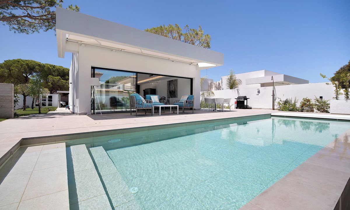 Poblado Sancti Petri Villa | Lola Sea Villa with Private Pool, Gym & Wi-Fi