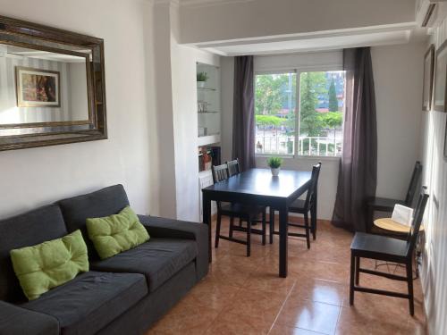 Cervantes Apartment | Luninoso y práctico apartamento en el centro con amplio parking incluido
