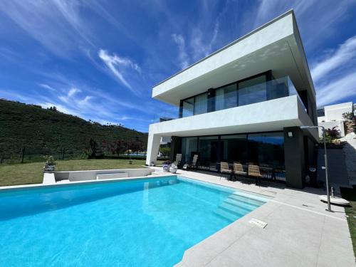 Castillo de Sabinillas Villa | Luxueuze villa met verwarmd zwembad en zeezicht