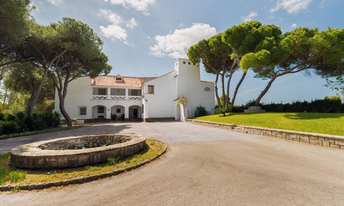 El Puerto de Santa Maria Ski Chalet | Luxurious finca with swimming pool near the beach.