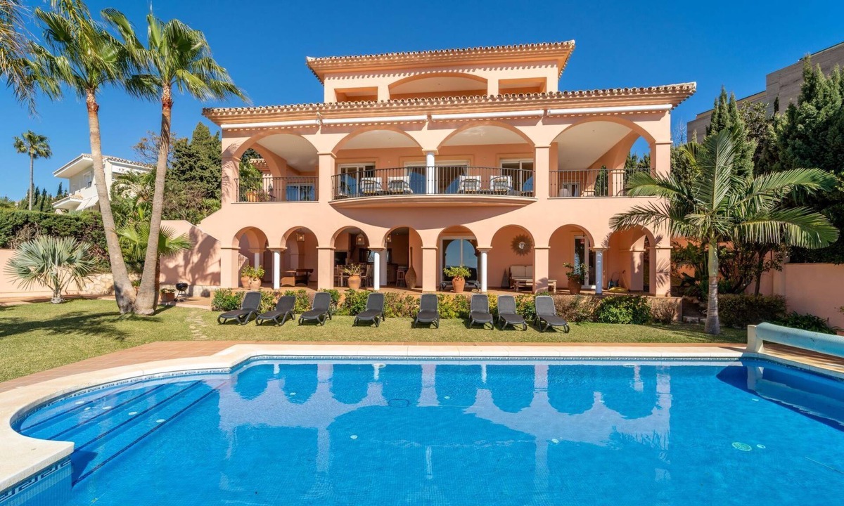 Torrequebrada House | Luxuriöse Villa mit beheiztem Pool und Whirlpool by Interhome