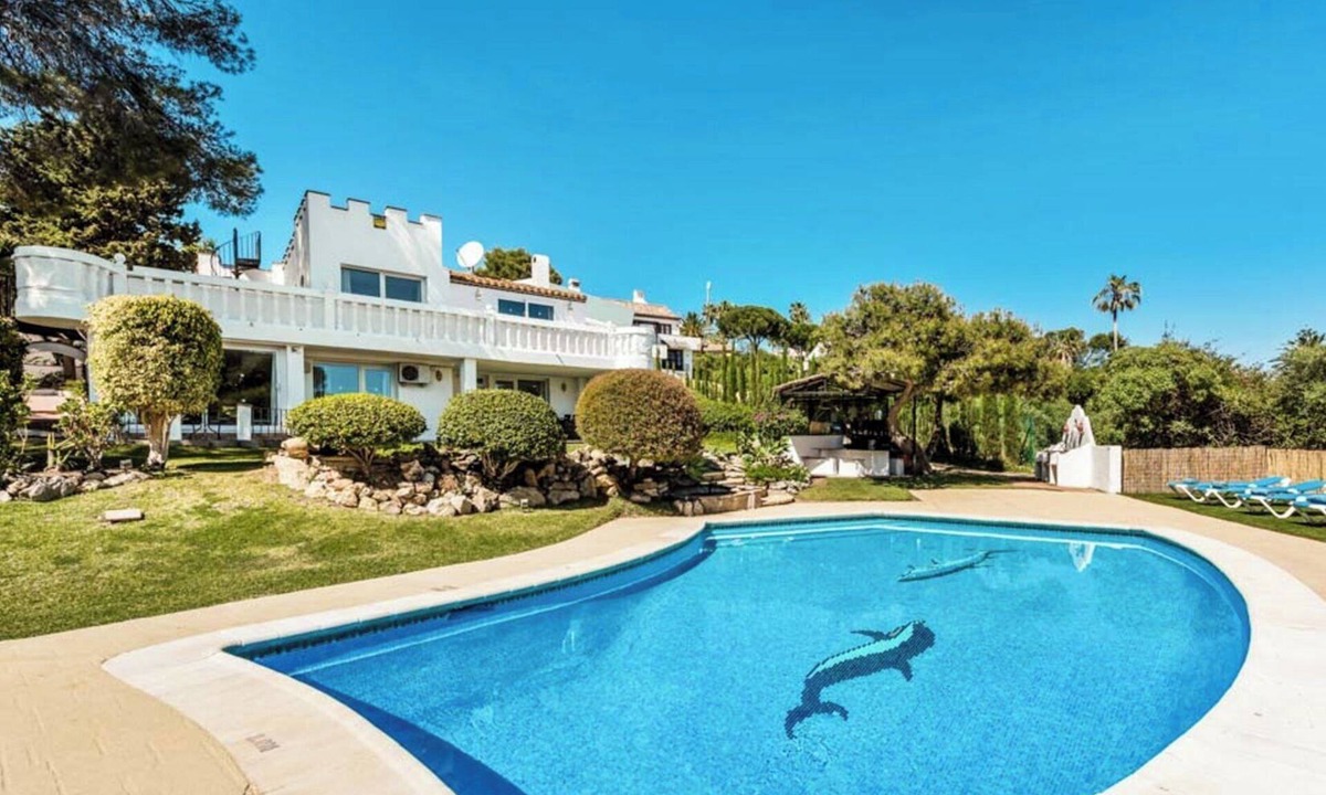 Bahia Dorada Villa | Luxury 5-Bedroom Villa Gardens Heated Pool, Jacuzzi & Sea Views – Estepona