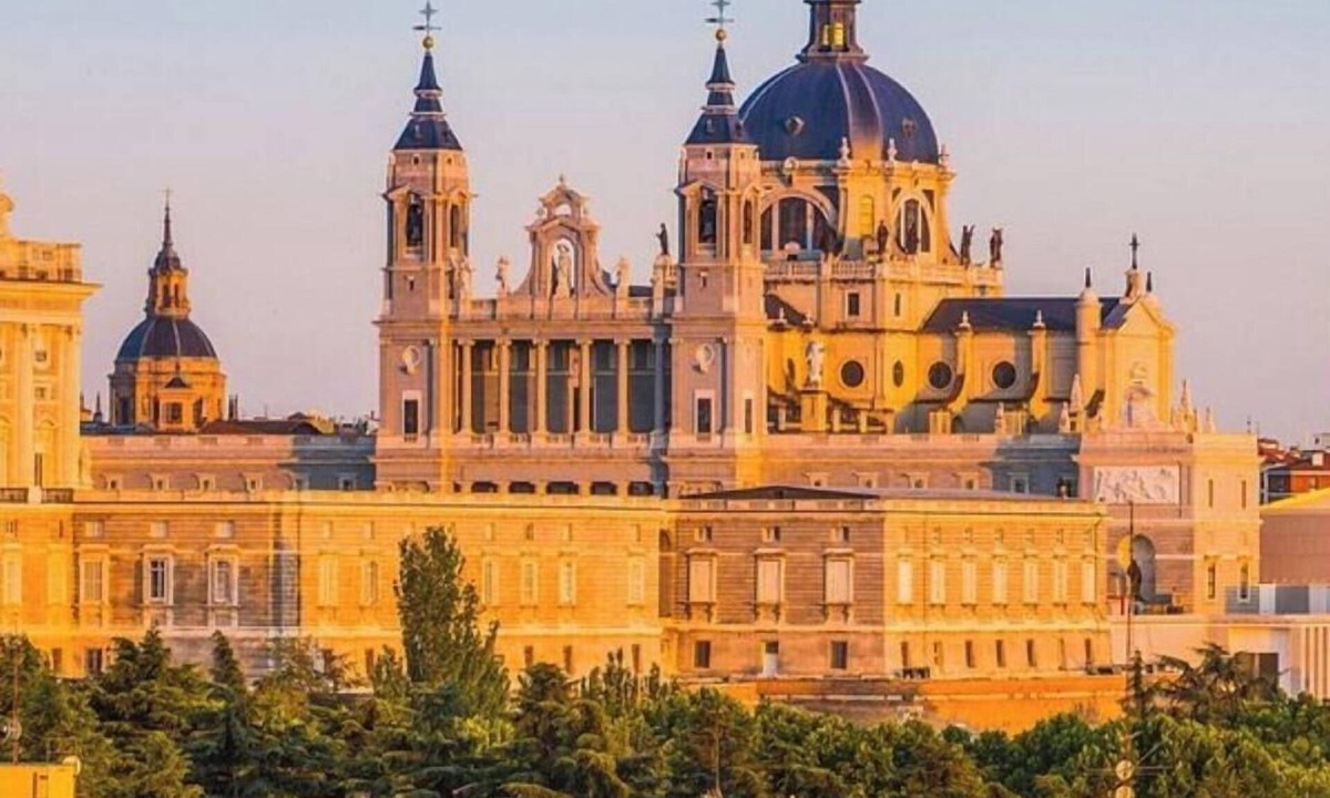 Cortes Apartment | Luxury City Living on Madrid's Iconic Calle de los Madrazo