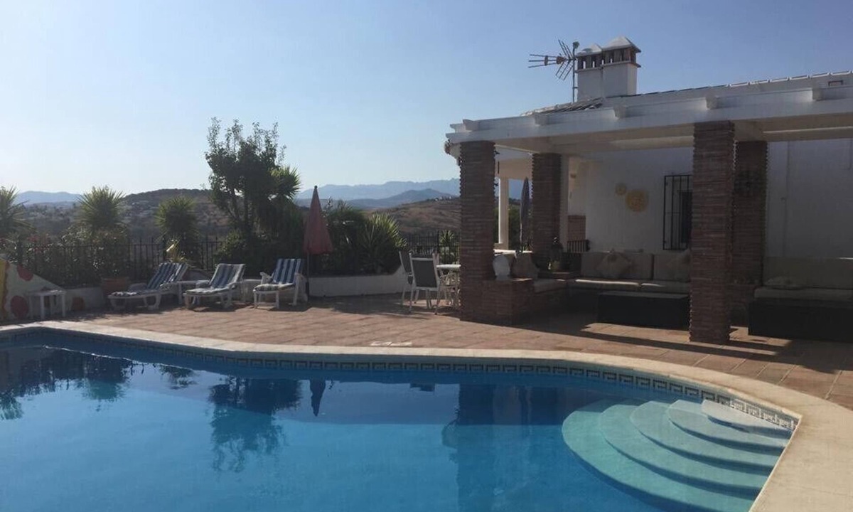 Alcaucin Villa | Luxury detatched Spanish Villa Spacious with Private Pool-in Lake Vinuela Valley