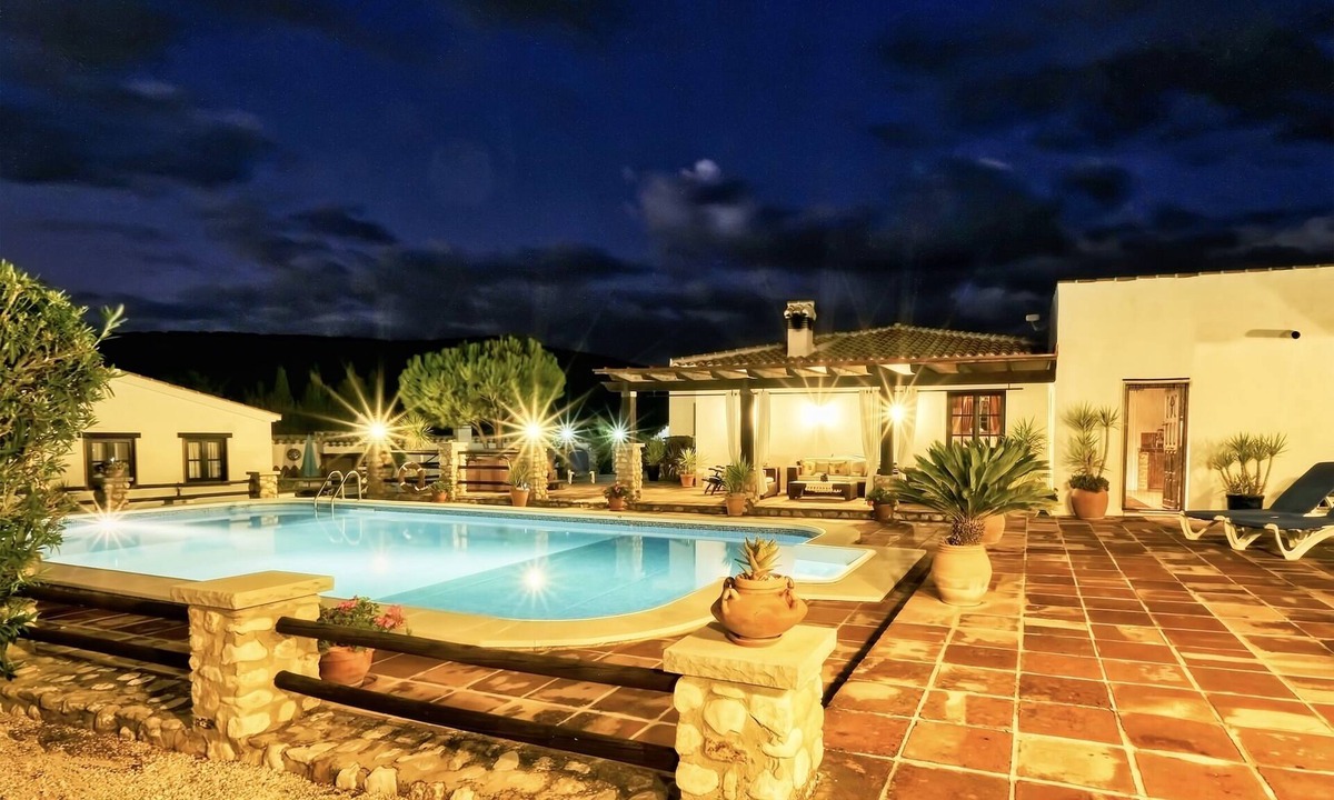 Villanueva del Trabuco Villa | Luxury holiday retreat, 2 swimming pools, jacuzzi, free fast Wi-Fi, Equestrian.
