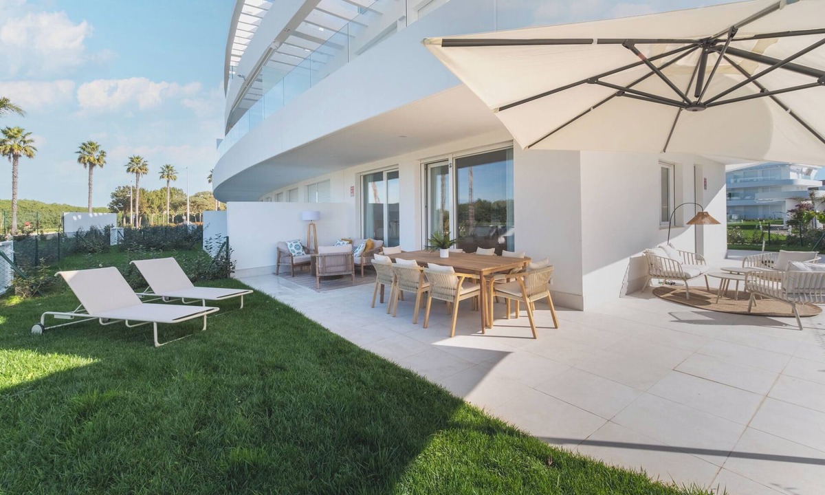 Chipiona Apartment | Luxury ground-floor apartment with private garden, just 3 minutes from the beach