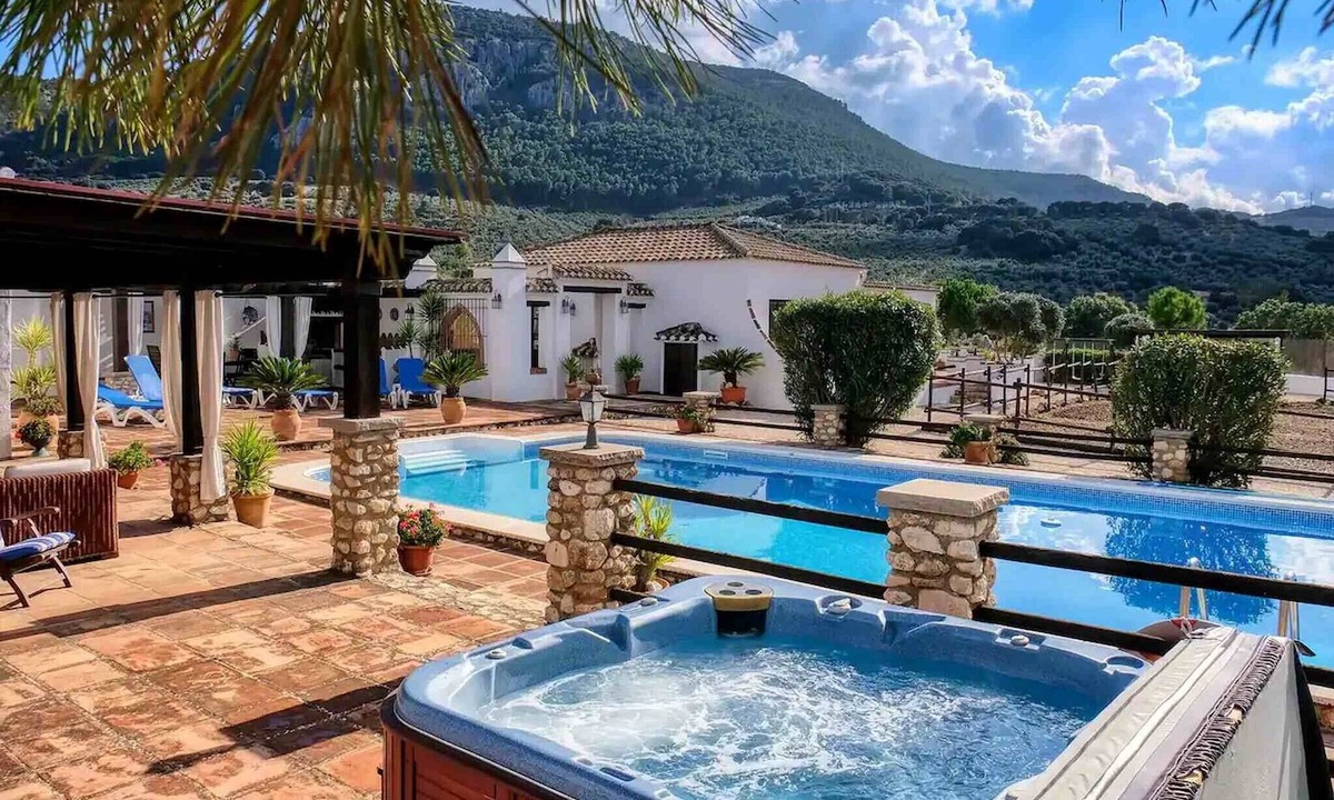 Villanueva del Trabuco Villa | Luxury holiday retreat, 2 pools, heated jacuzzi and free fibre optic WiFi and equestrian facilities
