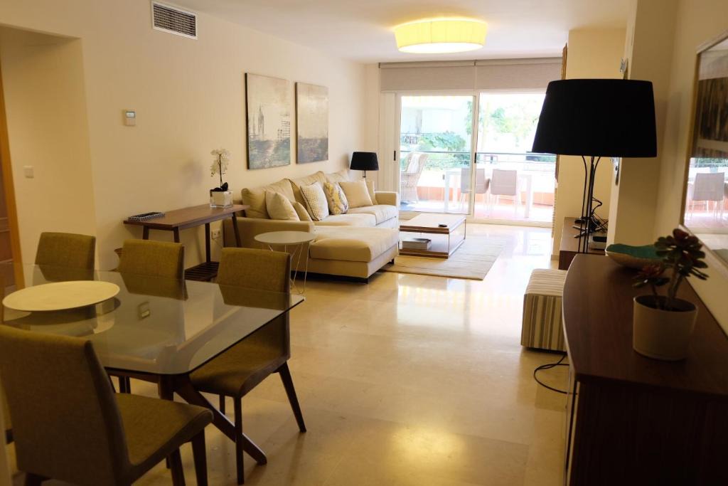 Guadalmina Apartment | luxury modern apartment with terrace, pool and garage!