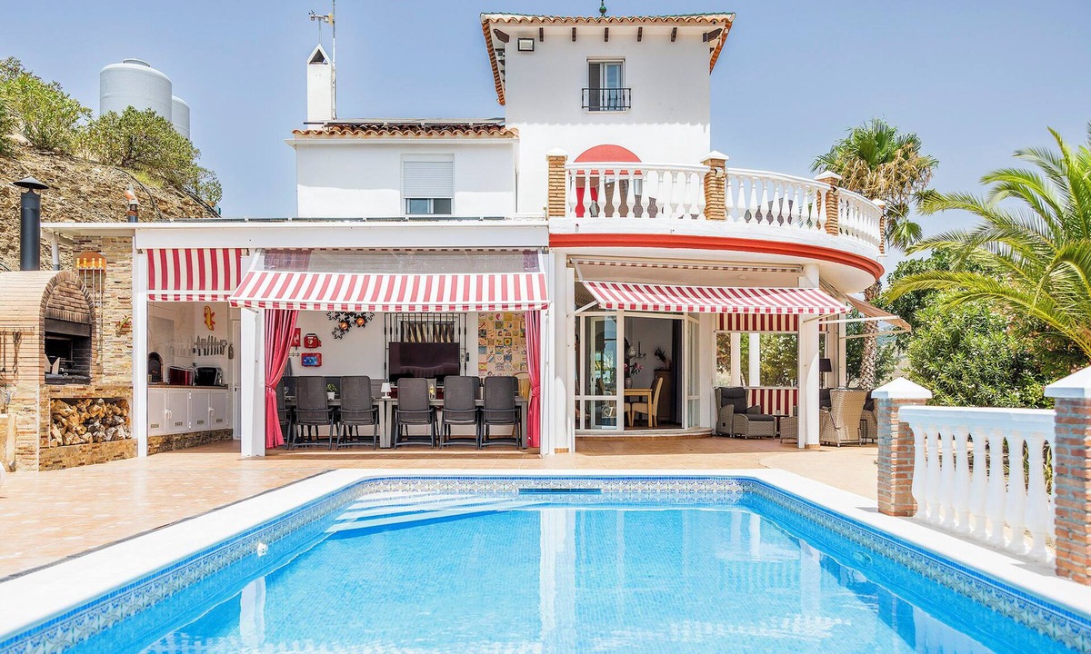 Sayalonga Villa | Luxury Villa for Families, Friends, and Groups up to 14 Guests