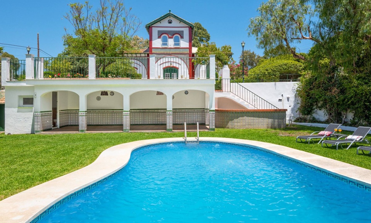 Malaga-Este Villa | Luxury Villa in Málaga - 5 Bedrooms, Pool, Garden, BBQ & Free Parking