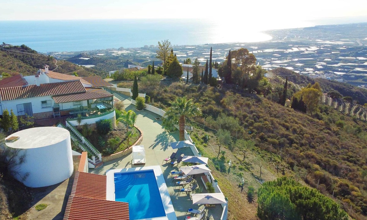 Sayalonga Villa | Luxury Villa with Jacuzzi, Pool and Stunning Views