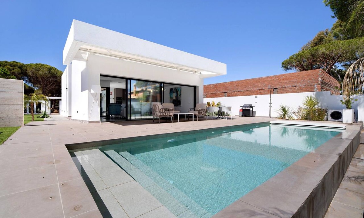 Poblado de Sancti Petri Villa | Maria del Mar Sea Villa with Private Pool, Gym & Wi-Fi