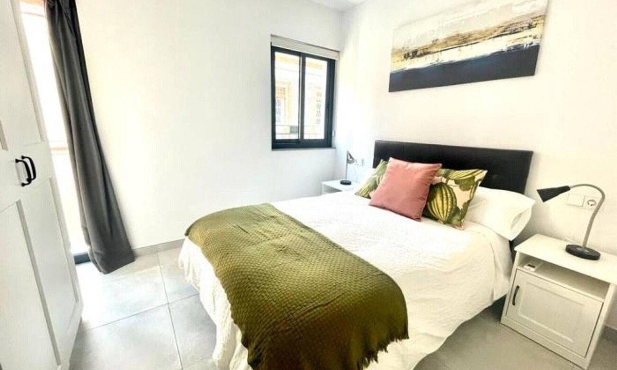 Feria Apartment | Modern 1-bedroom apartment with balcony, air conditioning and Wi-Fi in central Seville