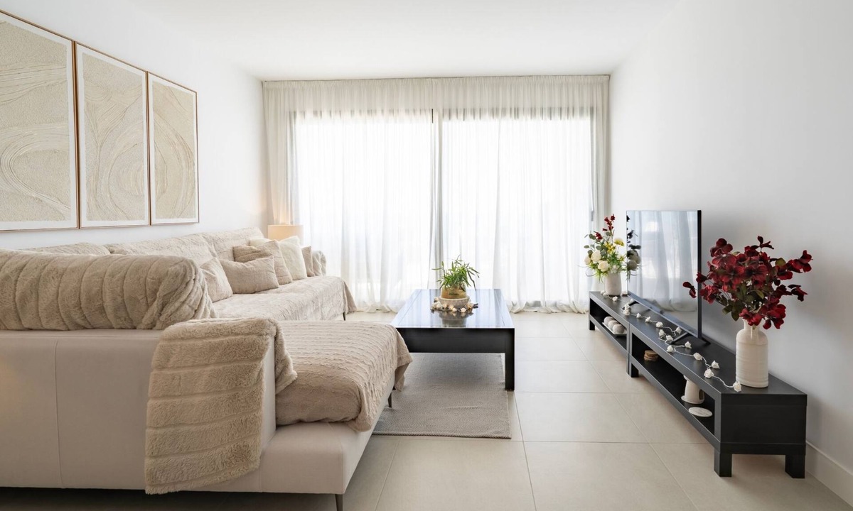 Puerto de la Duquesa Apartment | Modern 2 Bedroom Apartment with Panoramic Sea Views