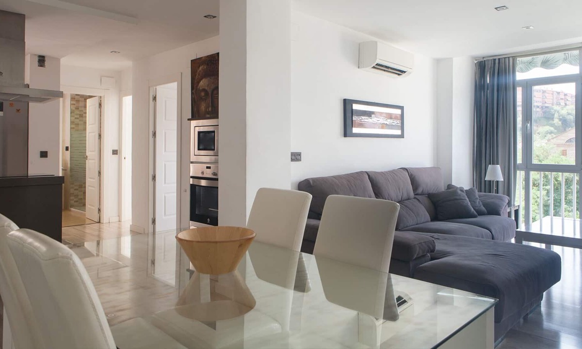 Genil Apartment | Modern 3 Bedroom Apartment! Great Location!