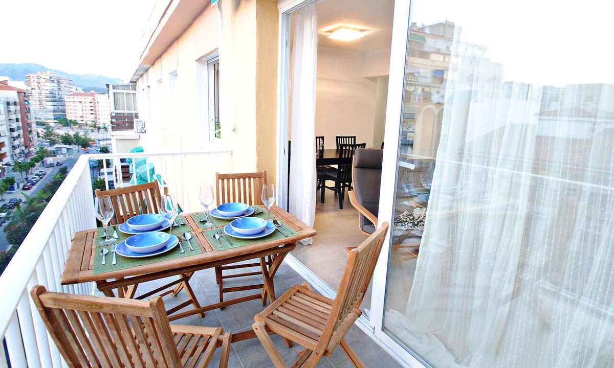 Plaza de Toros Vieja Apartment | Modern 3-Bedroom Apartment Near Málaga City Center, Train Station, and Beach