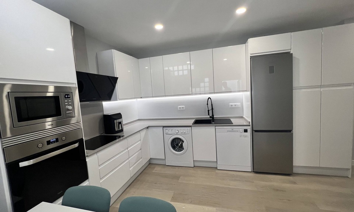 Jardin de la Abadia House | Modern Duplex Apartment - 2’ to the Beach! (Huelin area, genuine local Malaga!)