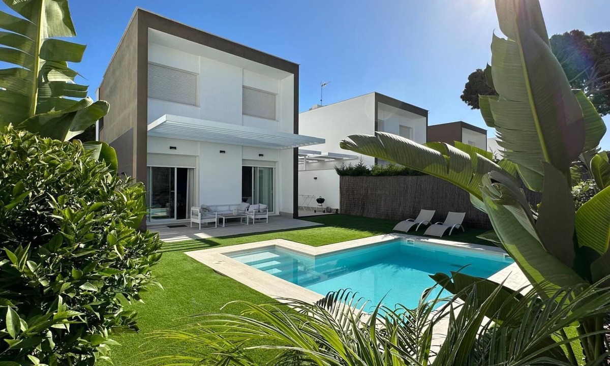 Chiclana de la Frontera Villa | Modern luxury Villa Blanco Chiclana with private pool in La Barrosa