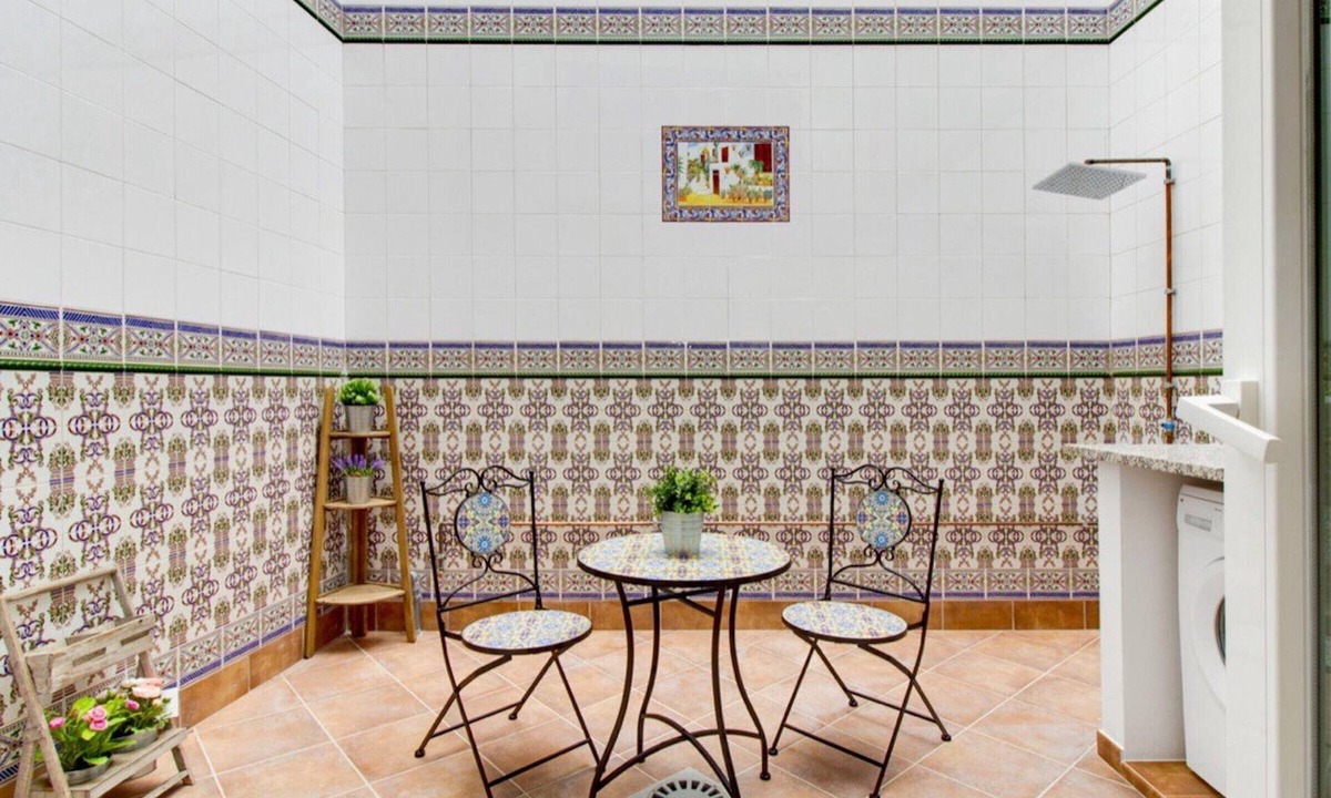 Capuchinos Apartment | Modern studio in Malaga with patio, breakfast and WiFi