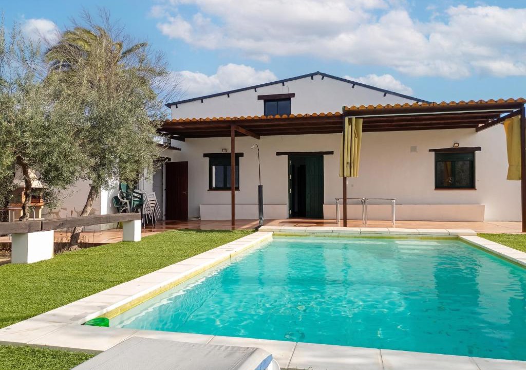 Arahal Villa | Modern Villa with Pool in Valleverde, 110 m²