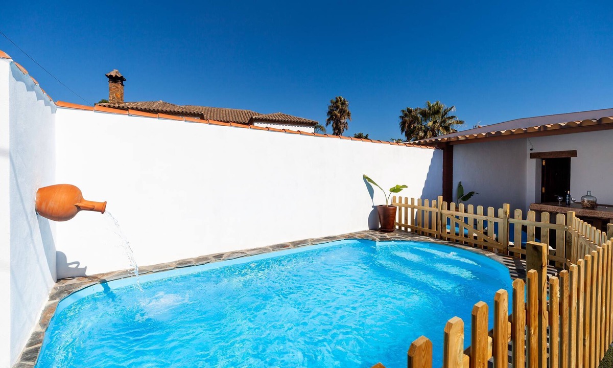 San Ambrosio House | Modernly Furnished Holiday Home with Wi-Fi, Air Conditioning and Pool