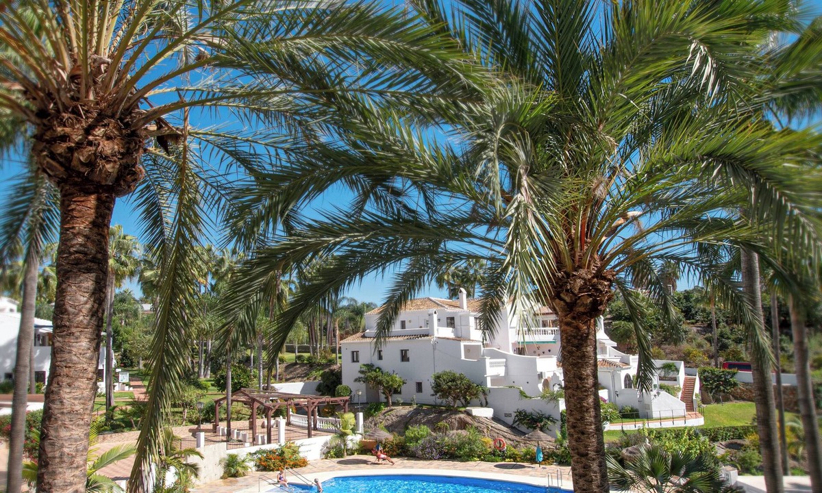 Oasis del Capistrano Apartment | Njut av havsutsikt, tropisk grönska och gångavstånd till havet och Nerja stad.